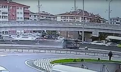 Beton bariyere çarpan otomobil devrilip sürüklendi, kaza anı kamerada