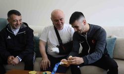 Dünya şampiyonu milli karateci Şamdan'dan Başkan Bıyık'a 'madalyalı' ziyaret