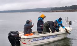 Gölün ortasında 500 metrelik kaçak ağ ele geçirildi