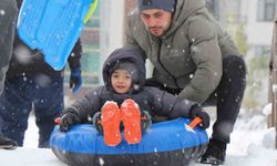 Kar yağışının tadını çocuklar çıkardı: Parklar kayak pistine döndü