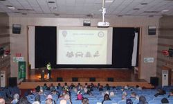 Polis ekipleri vatandaşları ve öğrencileri bilgilendirdi