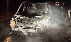 Seyir halindeki hafif ticari araç alev topuna döndü