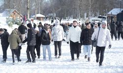 Hem teleferiğe bindiler hem de bembeyaz örtü üstünde kar topu savaşı yaptılar
