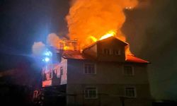 Yangında bir evin çatısı kullanılamaz hale geldi