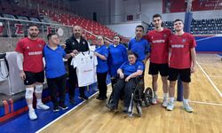 Antrenman izlemeye gelen özel bireyler kendilerini sahada buldular