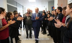 Emekli olan okul müdürünü öğrencileri alkışlarla uğurladı: Duygusal anlar yaşandı
