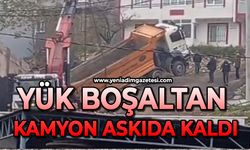 Yük boşaltan kamyon askıda kaldı