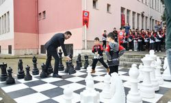 Başiskele'de ilkokul bahçesine satranç sahası kuruldu