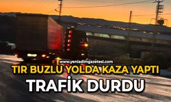 Tır buzlu yolda kaza yaptı: Trafik durdu