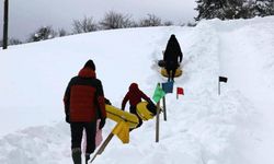 Köylülerin hazırladığı pistte çocuklar şambrelle kaydı