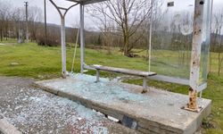 Huzurevi sakinlerinin kullandığı otobüs durağının camlarını kırdılar