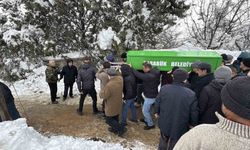 Bahçede donmuş halde bulunan yaşlı kadın toprağa verildi