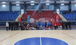 Genç kızlar futsalda şampiyon Düzce Spor Lisesi oldu