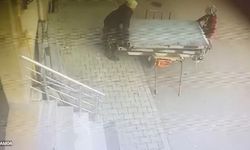 Güpegündüz hırsızlık: İki kadın dev panelleri çekçeke yükleyip götürdü