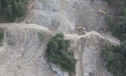 Heyelan nedeniyle ulaşıma kapanan yolda çalışmalar sürüyor