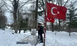 Jandarma personeli şehitleri kabirleri başında andı