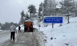 Kar yağışıyla birlikte karayolları çalışmalarını sürdürüyor