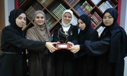 Kız öğrenciler Arapça münazarada dünya ikincisi oldu