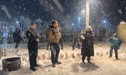 Protokol vatandaşlarla kartopu oynadı