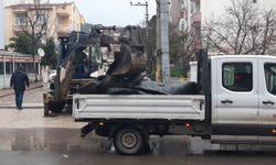 Şiddetli fırtınada çatılar uçtu, araçlar hasar gördü