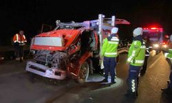 Vinç destekli kurtarma: Taşıdığı araçla çarptığı tır arasında sıkıştı