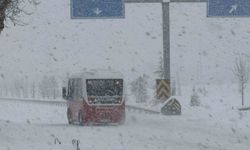 Yoğun kar kenti beyaza bürüdü