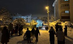 Çocuklar gece saatlerinde karın keyfini çıkardı