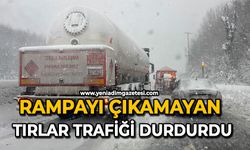 Rampayı çıkamayan tırlar trafiği durdurdu