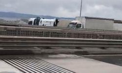 Şiddetli fırtına: 2 tır devrildi