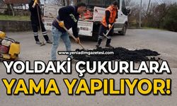 Yoldaki çukurlara yama yapılıyor