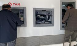 Para çekemediği ATM'yi balyozla parçaladı
