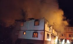 Alevlere teslim olan iki katlı ev kullanılamaz hale geldi