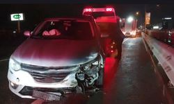 Bariyerlere çarpan otomobilin sürücüsü yaralandı