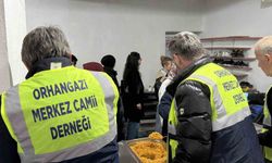 Cami cemaati öğrencilere iftar veriyor