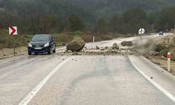 Dağdan kopan kayalar yola indi: Sürücüler son anda kurtuldu