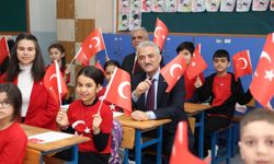 Düzce'de öğrenciler ikinci döneme Türk bayraklarıyla başladı