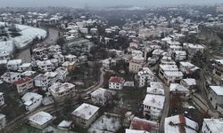 Kar yağışı tarihi yapıların çatılarını beyaza bürüdü