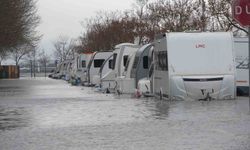 Karavanlar su içinde kaldı, otopark sulara teslim oldu