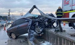 Korkutan kaza: Otomobil bariyerlere ok gibi saplandı