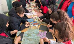 Meslek Lisesi'nde ebru kolajı atölyesi düzenlendi