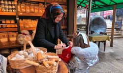 Öğrencilerden çarşı esnafına Türk bayrağı hediyesi