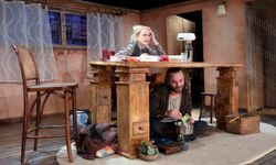 Şehir Tiyatroları 'Masanın Altında' oyunuyla Başiskele'de sahne aldı