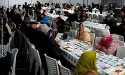 Bolu Belediyesi iftar çadırına yoğun ilgi