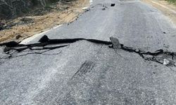 Heyelan sebebiyle çatlaklar oluşan yol ulaşıma kapatıldı