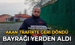 Akan trafikte geri döndü: Bayrağı yerden aldı