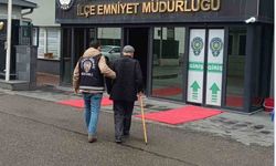 Dolandırıcılıktan aranıyordu, emniyete bastonuyla götürüldü