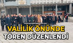 Valilik önünde tören düzenlendi