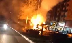 Aydınlatma direğinin kabloları alev aldı