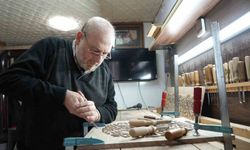 Ailesinin asırlık sanatını evinin kilerinde yaşatıyor