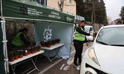 Kabir ziyaretlerinde vatandaşlara ücretsiz çiçek ve ulaşım kolaylığı